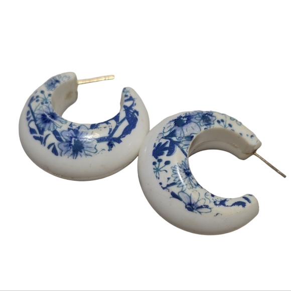 Vintage White Blue lucite hoop earrings19 - Picture 1 of 1